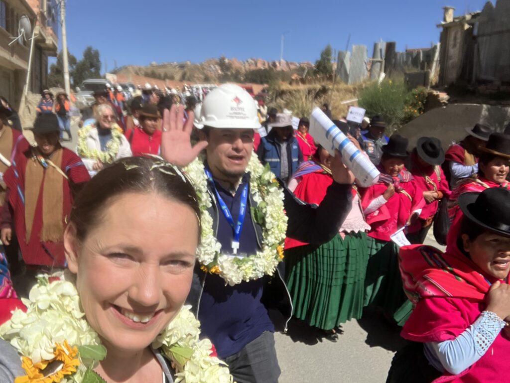 La primera secretaria de la Embajada, Teresa Björklund acompañó la entrega de plantas en Chinchaya este agosto.