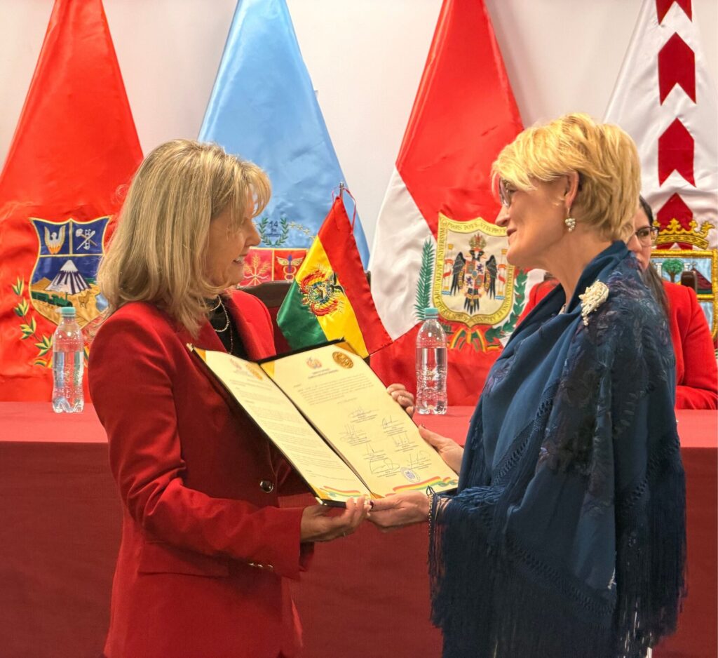 Embajadora recibe reconocimiento en homenaje a Suecia en La Paz, Bolivia